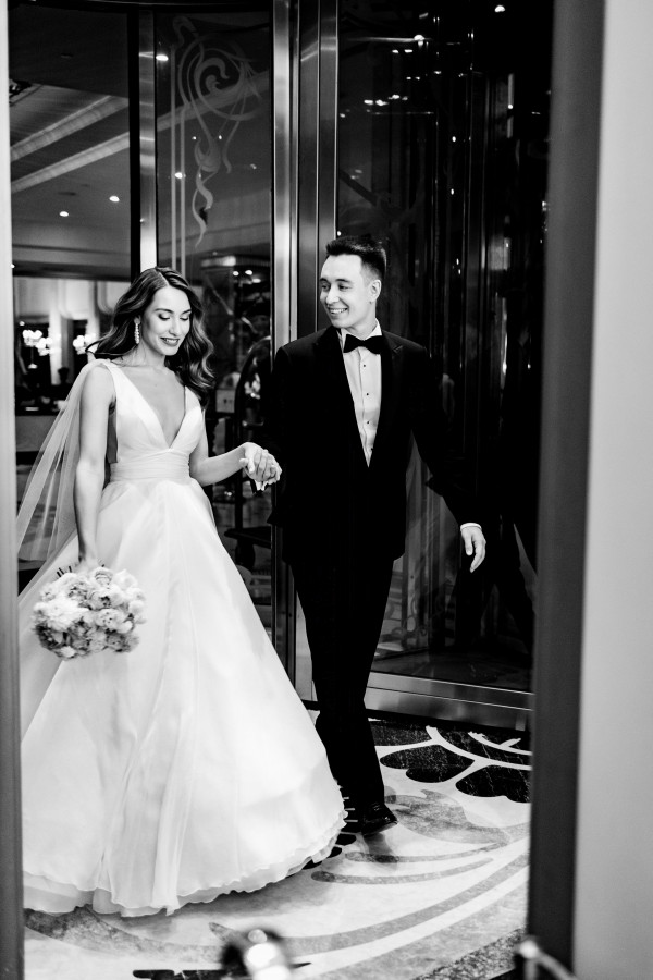 Уточненная свадьба с белоснежным Rolls-Royce и десертом