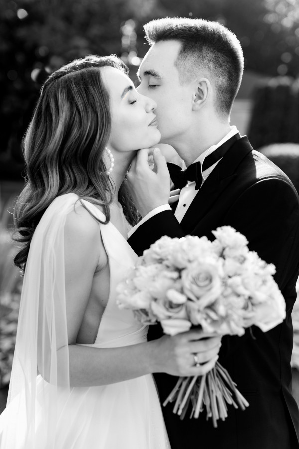 Уточненная свадьба с белоснежным Rolls-Royce и десертом