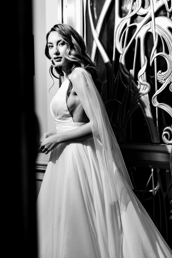 Уточненная свадьба с белоснежным Rolls-Royce и десертом