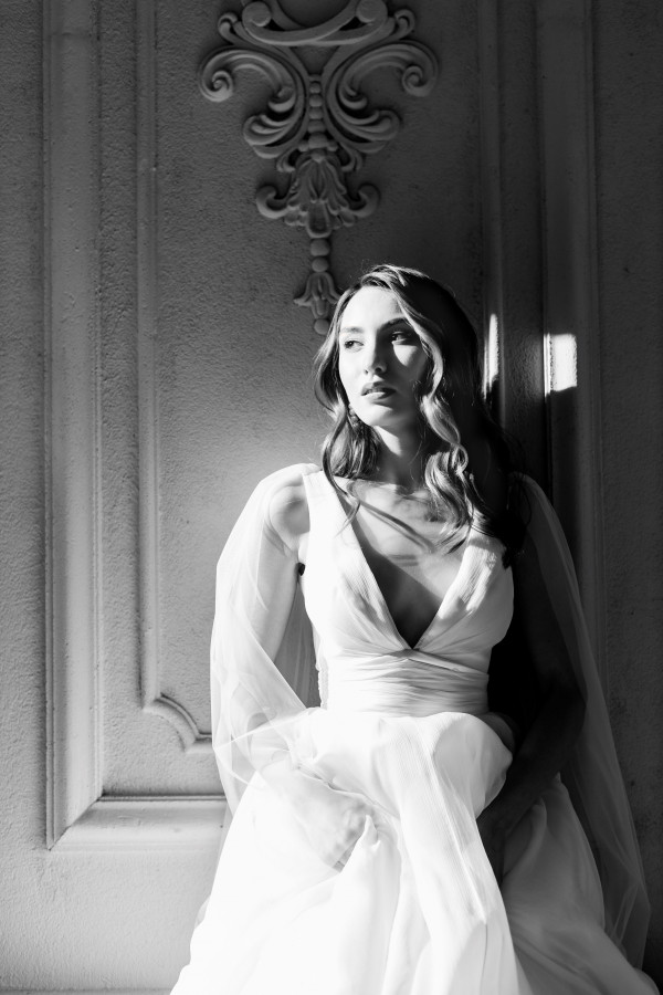 Уточненная свадьба с белоснежным Rolls-Royce и десертом