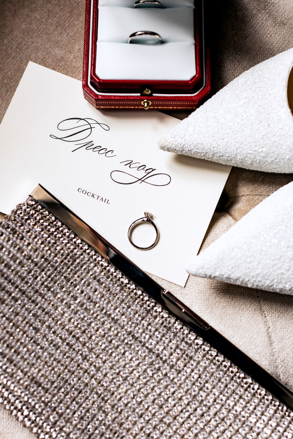 Уточненная свадьба с белоснежным Rolls-Royce и десертом