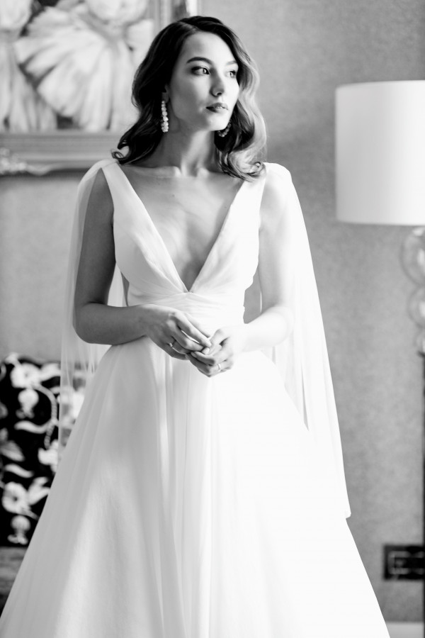 Уточненная свадьба с белоснежным Rolls-Royce и десертом