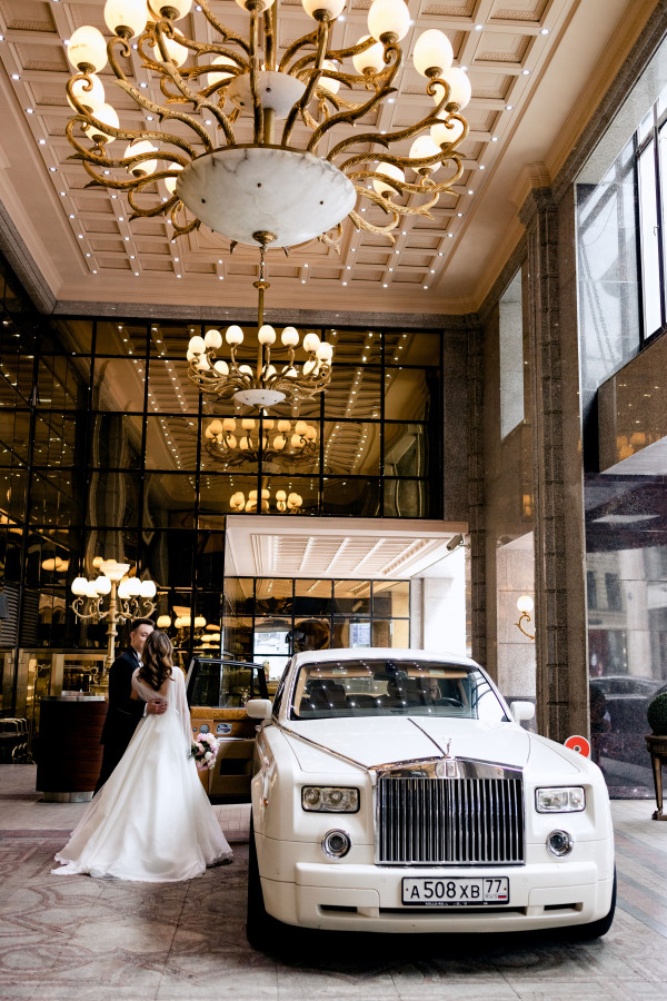 Уточненная свадьба с белоснежным Rolls-Royce и десертом