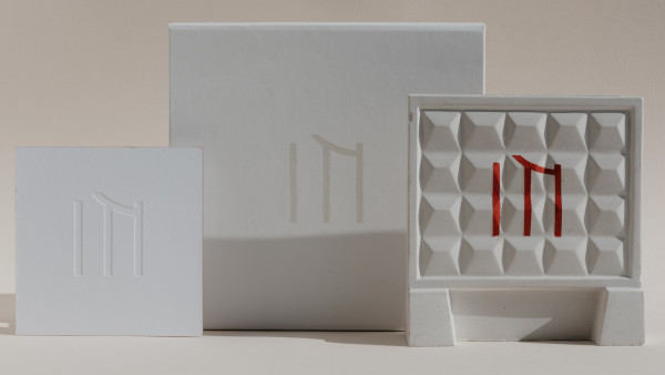 Баллончики с краской, телефонные трубки и другие