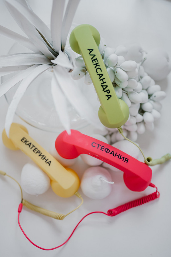 Баллончики с краской, телефонные трубки и другие