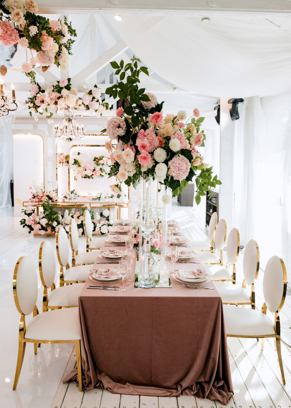 Уточненная свадьба с белоснежным Rolls-Royce и десертом