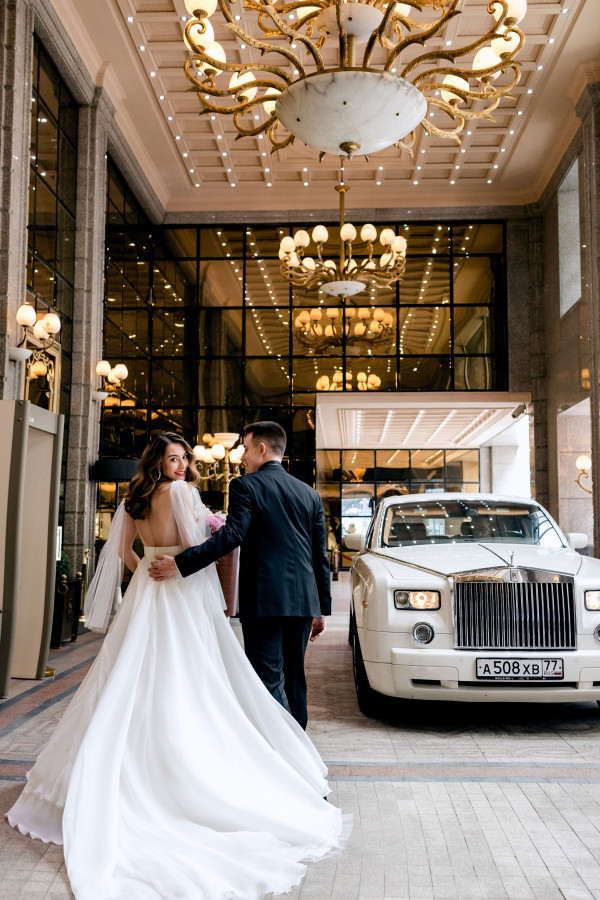 Уточненная свадьба с белоснежным Rolls-Royce и десертом