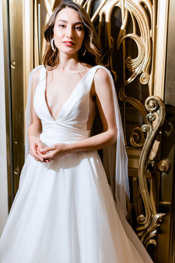 Уточненная свадьба с белоснежным Rolls-Royce и десертом