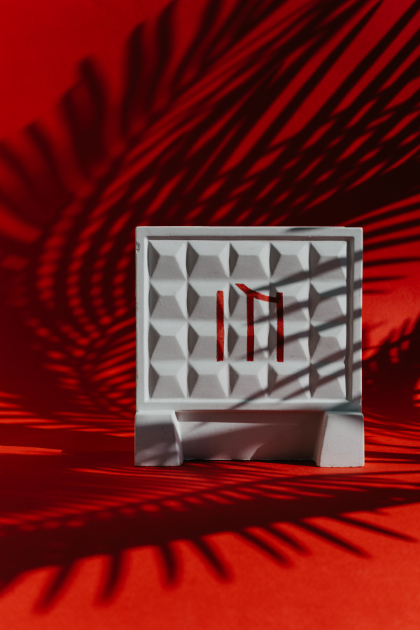 Баллончики с краской, телефонные трубки и другие