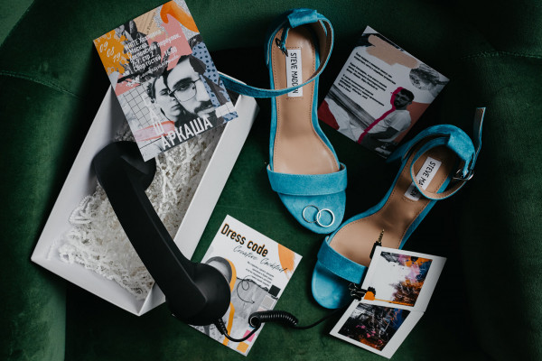 Баллончики с краской, телефонные трубки и другие