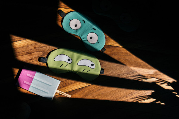 Баллончики с краской, телефонные трубки и другие