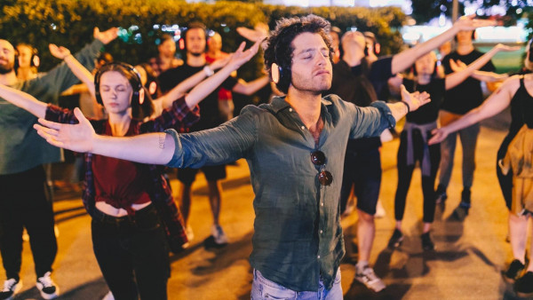 Иммерсивное шоу «Пой, танцуй» — необычное развлечение