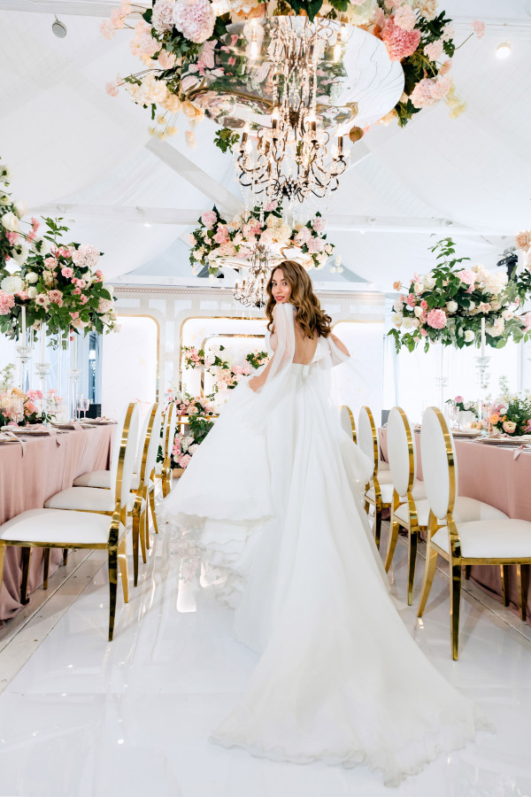 Уточненная свадьба с белоснежным Rolls-Royce и десертом