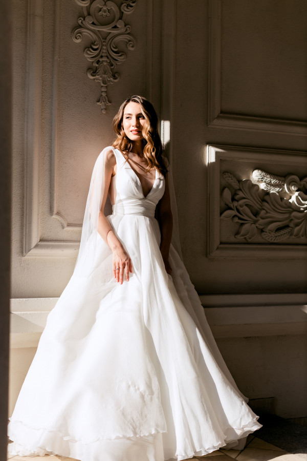 Уточненная свадьба с белоснежным Rolls-Royce и десертом