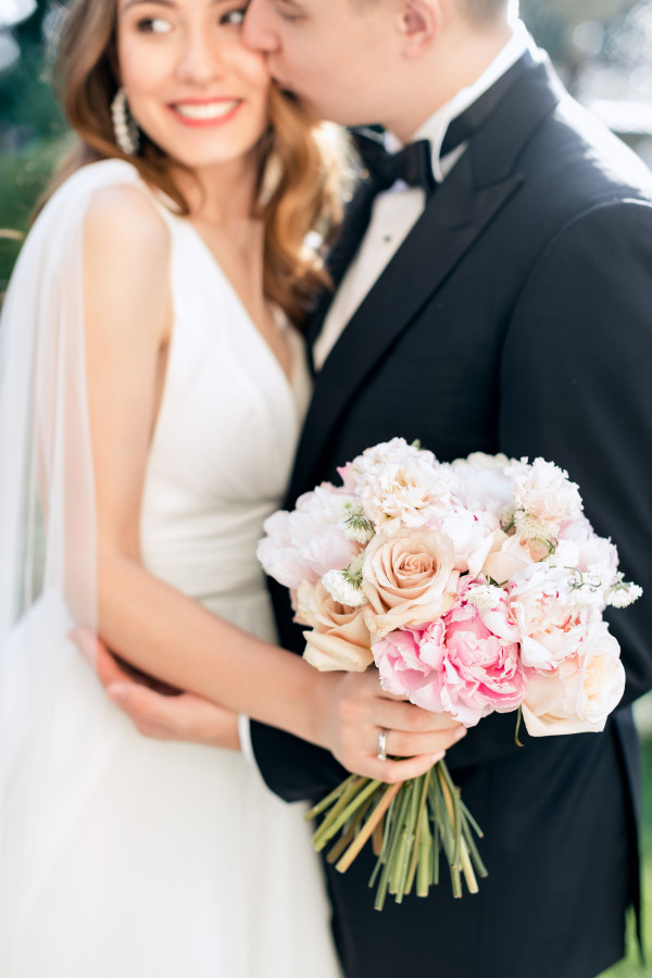 Уточненная свадьба с белоснежным Rolls-Royce и десертом