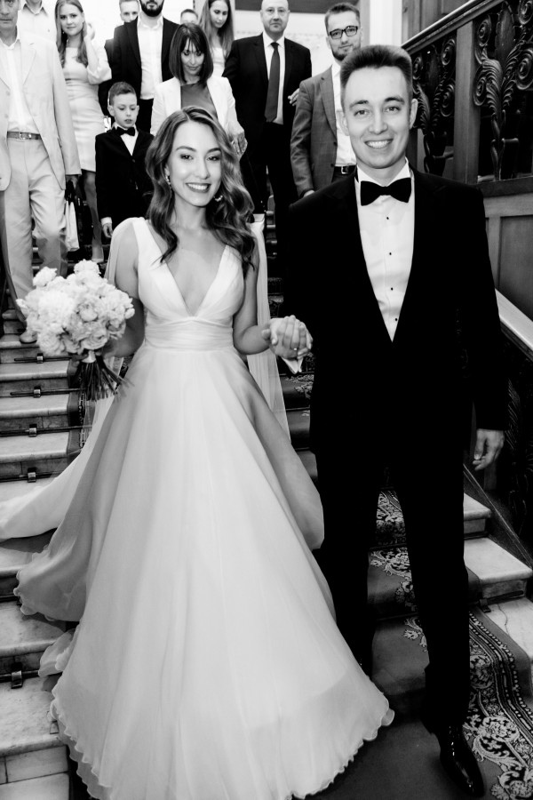 Уточненная свадьба с белоснежным Rolls-Royce и десертом