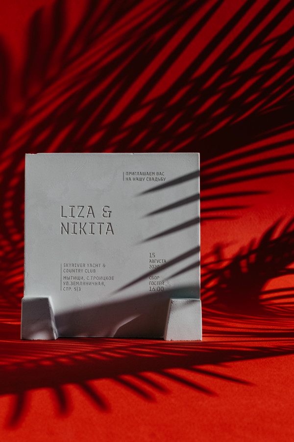 Баллончики с краской, телефонные трубки и другие