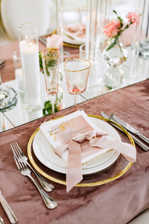 Уточненная свадьба с белоснежным Rolls-Royce и десертом