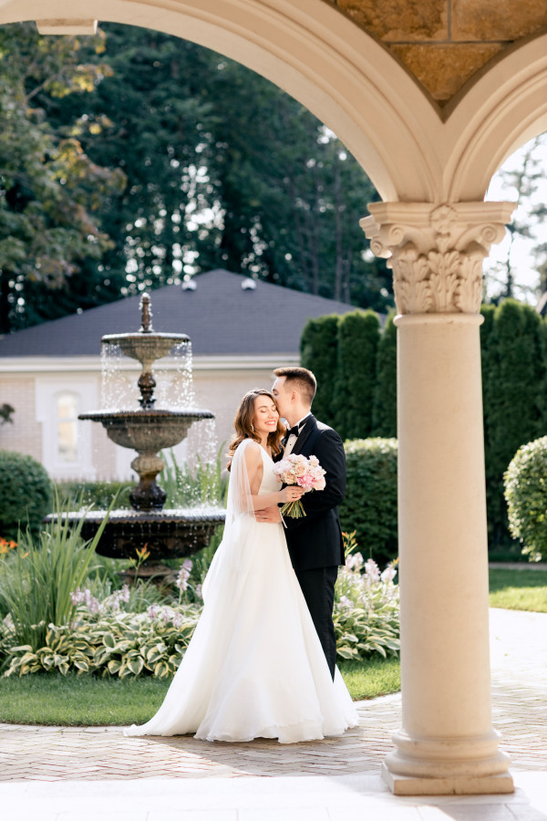 Уточненная свадьба с белоснежным Rolls-Royce и десертом