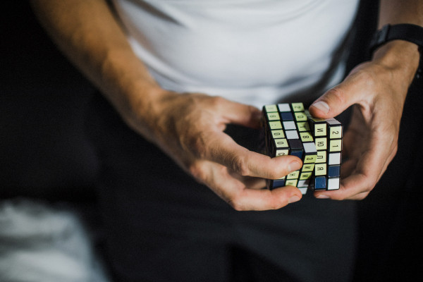 Баллончики с краской, телефонные трубки и другие