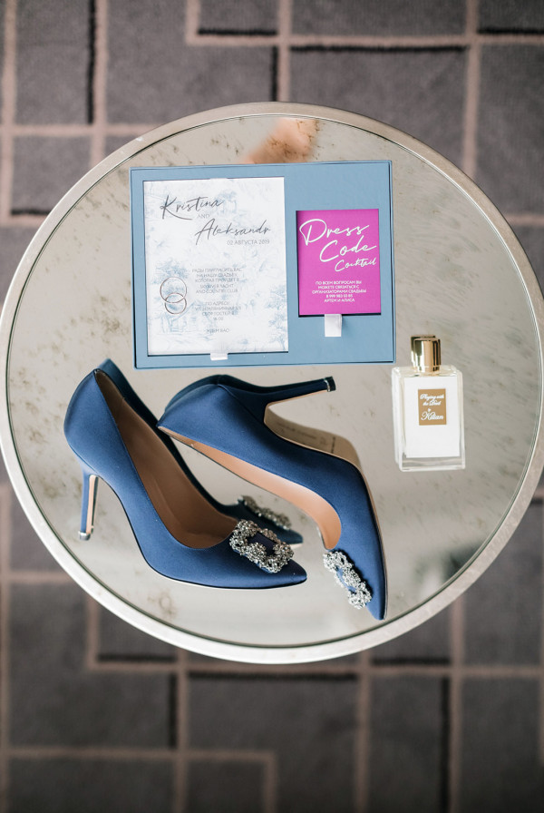 Баллончики с краской, телефонные трубки и другие