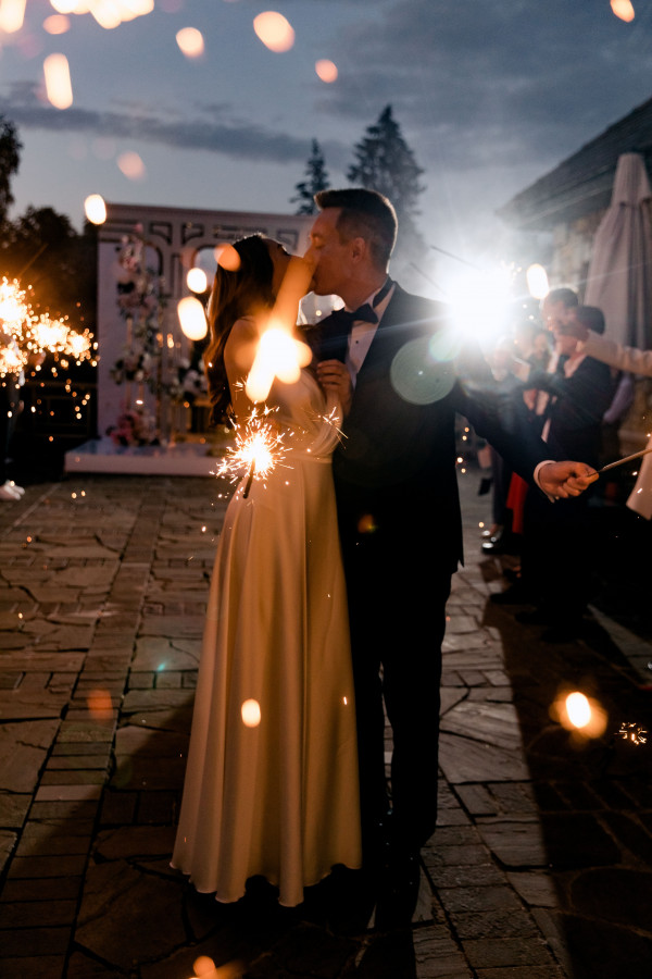 Уточненная свадьба с белоснежным Rolls-Royce и десертом