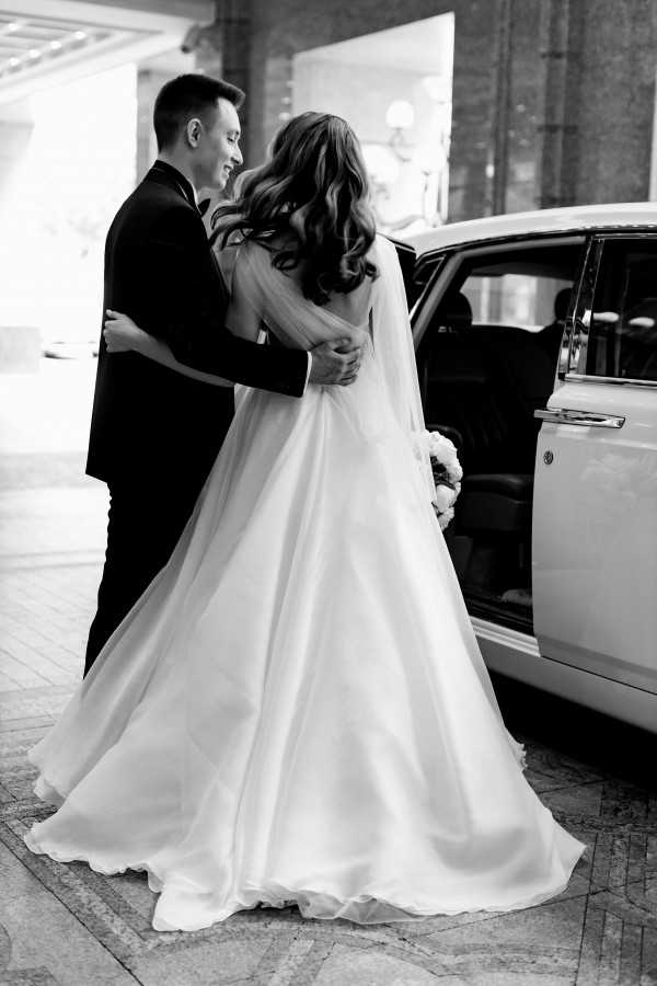 Уточненная свадьба с белоснежным Rolls-Royce и десертом