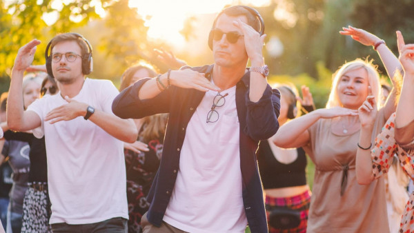 Иммерсивное шоу «Пой, танцуй» — необычное развлечение