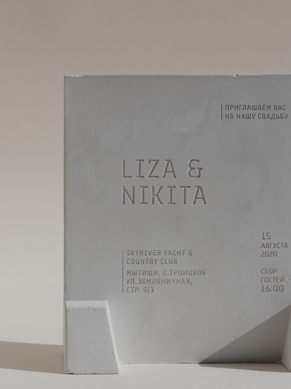 Баллончики с краской, телефонные трубки и другие