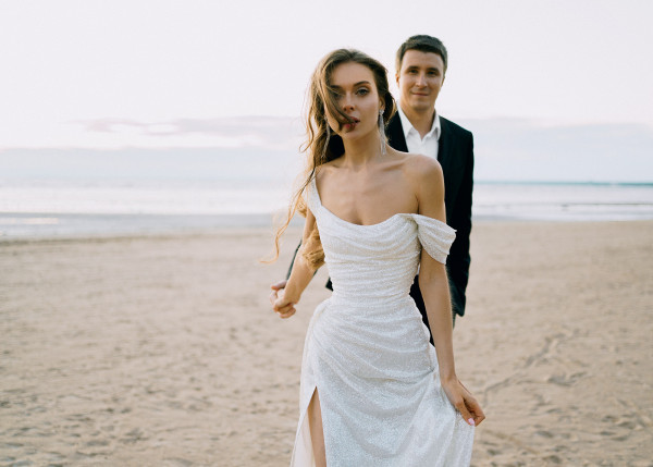 Свадьба с мерцающим платьем на берегу Финского