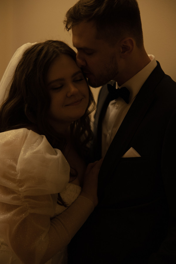 Веселая свадьба молодой пары в особняке Путилова