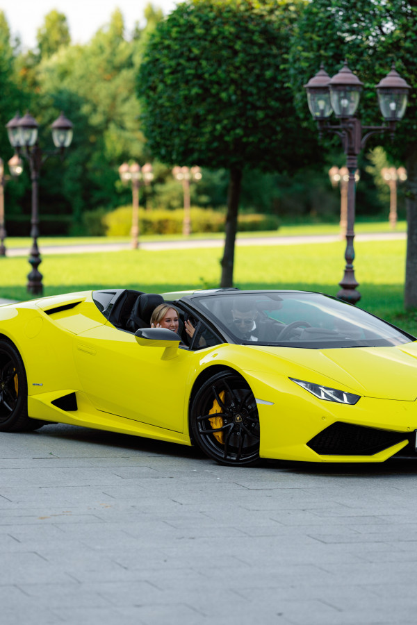 Босоножки Saint Laurent, мерцающее платье и неоновый