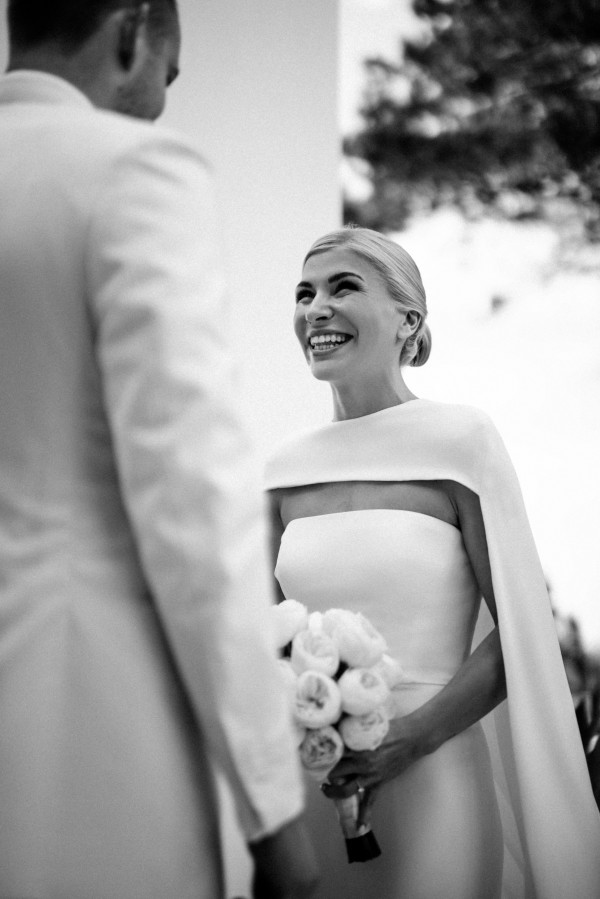 Церемония у воды и платье с длинным