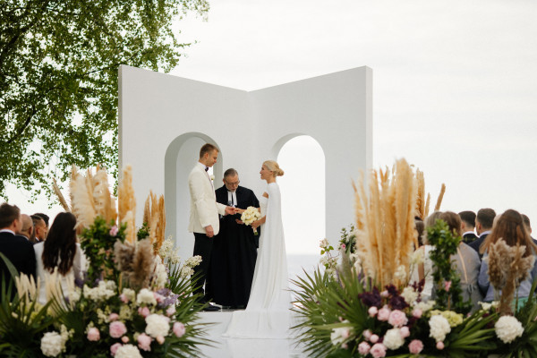 Церемония у воды и платье с длинным