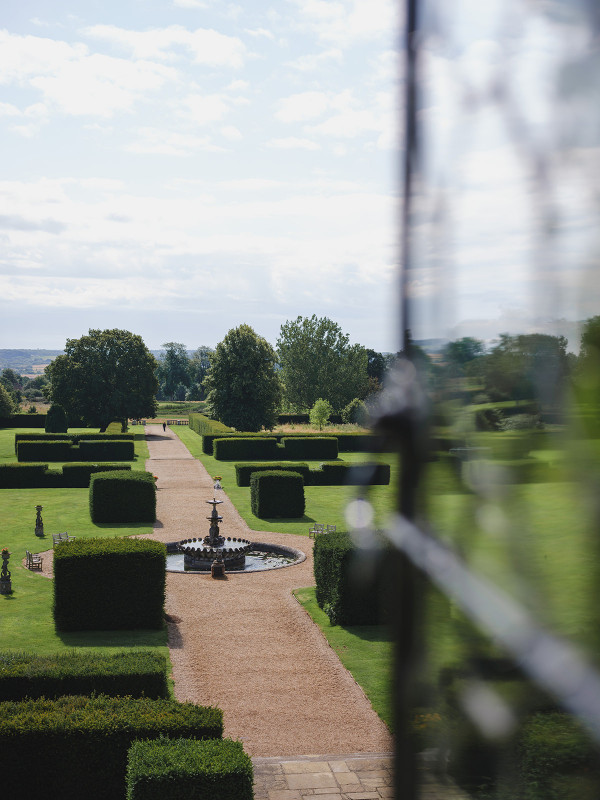 Необычные наряды с узорами на свадьбе художника