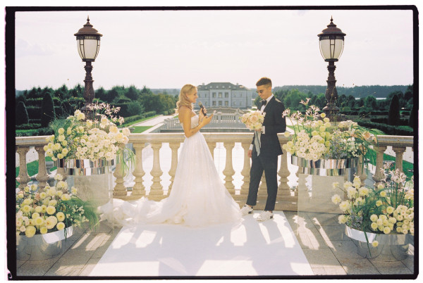 Босоножки Saint Laurent, мерцающее платье и неоновый