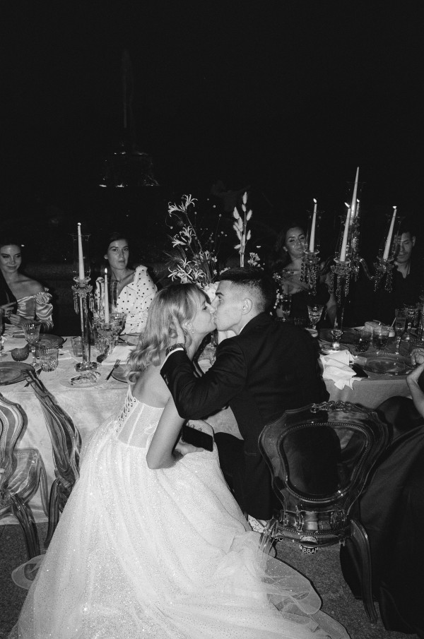 Босоножки Saint Laurent, мерцающее платье и неоновый