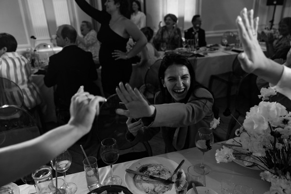 Веселая свадьба молодой пары в особняке Путилова