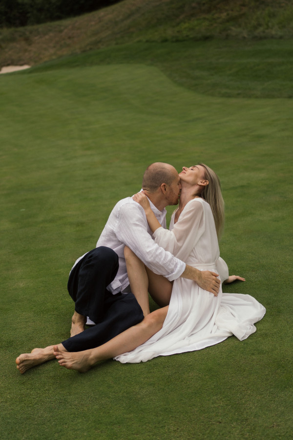 Лаконичная свадьба на поле для гольфа