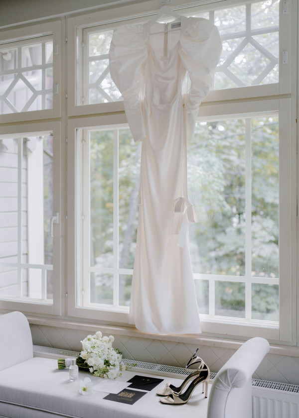 Свадьба с мерцающим платьем на берегу Финского