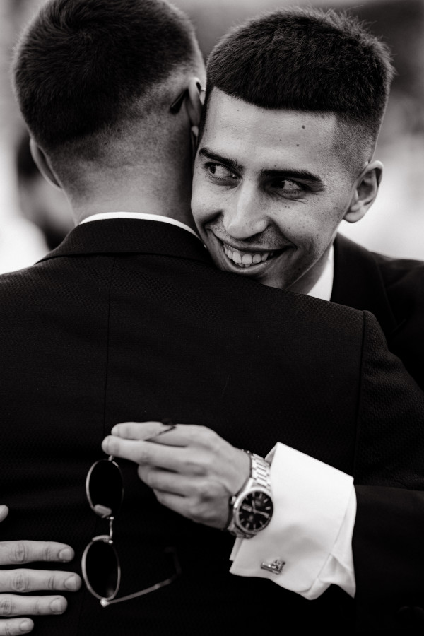 Босоножки Saint Laurent, мерцающее платье и неоновый