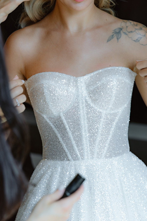 Босоножки Saint Laurent, мерцающее платье и неоновый