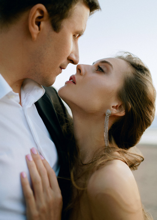 Свадьба с мерцающим платьем на берегу Финского