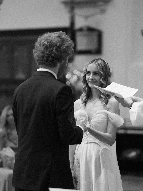 Необычные наряды с узорами на свадьбе художника