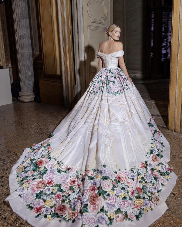 Почему цветные платья от кутюр станут свадебным