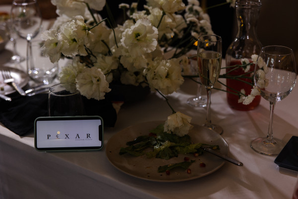 Веселая свадьба молодой пары в особняке Путилова