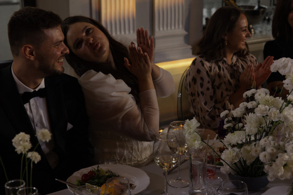 Веселая свадьба молодой пары в особняке Путилова