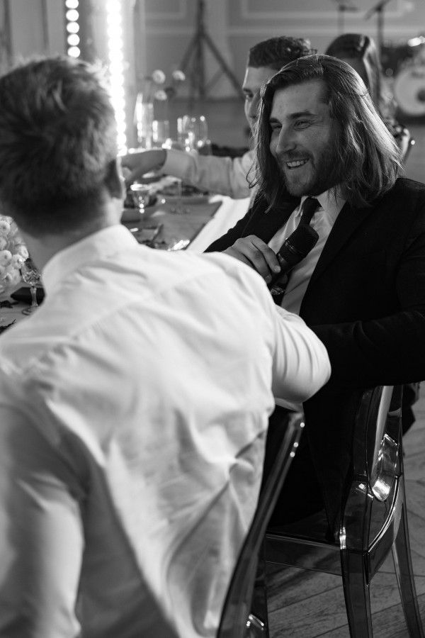 Веселая свадьба молодой пары в особняке Путилова