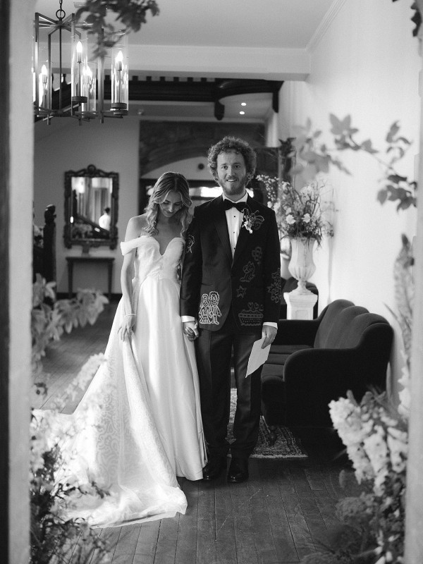 Необычные наряды с узорами на свадьбе художника