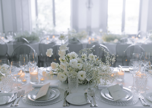 Свадьба с белоснежным декором в особняке